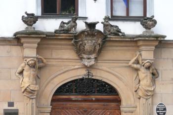 honosný vstupní portál paláce ( © Jan P. Štěpánek 06/2009)