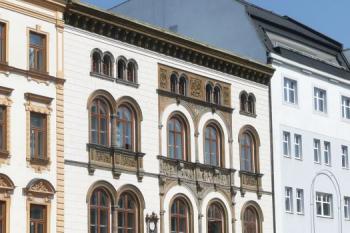 hlavní průčelí paláce od sloupu Nejsvětější Trojice ( © Jan P. Štěpánek 04/2009)