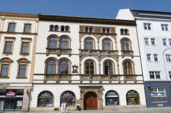hlavní průčelí paláce obrácené do prostoru Horního náměstí v Olomouci ( © Jan P. Štěpánek 04/2009)