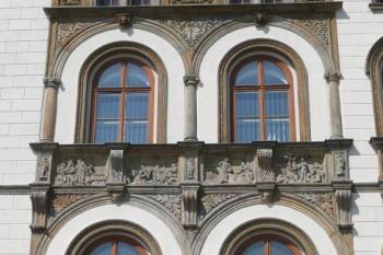 bohatě řešená patrová lodžie v průčelí paláce ( © Jan P. Štěpánek 04/2009)