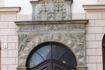 renesanční portál  z r. 1584 osazený r. 1900 v zadní části paláce ( © Jan P. Štěpánek 04/2009)