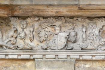 kamenný erb v bohaté kamenické výzdobě vstupního portálu paláce ( © Jan P. Štěpánek 06/2009)