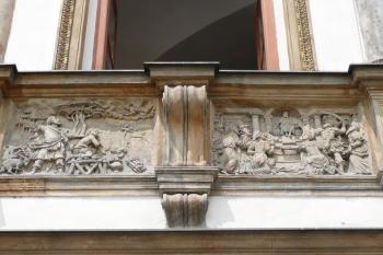 bohatá figurální výzdova vlysů v průčelí paláce ( © Jan P. Štěpánek 06/2009)