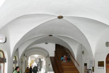 klenutý průjezd paláce ( © Jan P. Štěpánek 06/2009)