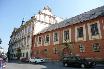 Arcibiskupský palác z nároží Wurmovy a Křížkovského ulice ( © Jan P. Štěpánek 05/2009)