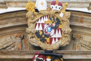 erb nad jedním ze vstupů do kanovnických domů při Arcibiskupském paláci ( © Jan P. Štěpánek 05/2009)