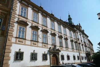 vstupní průčelí paláce ( © Jan P. Štěpánek 04/2009)
