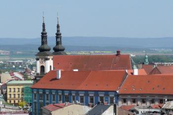 pohled na klášterní kostel a bývalé objekty jezuitské koleje (dnes University Palackého) z věže kostela sv. Mořice ( © Jan P. Štěpánek 05/2009)