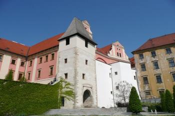 pohled z upraveného parkánu na komplex jezuitského konviktu a bývalé Židovské brány ( © Jan P. Štěpánek 04/2009)
