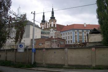Jesuitská kolej z Koželužské ulice ( © Ivan Grisa 09/2009)