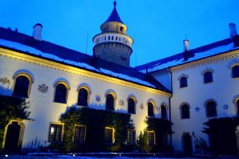 Večerní nádvoří (4.12.2005) (© Petr Kocháň 12/2005)