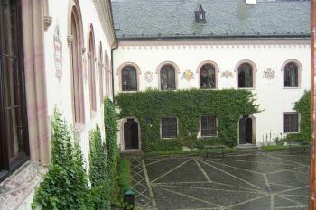 Sychrov-pohled z okna. (© Milan Smoleň 12/2005)