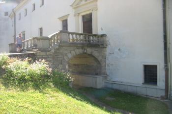nádherný můstek,vedoucí ze sev.křídla do parku (© D Dohňanský, 07/2015)
