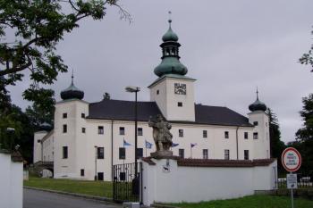 Zámek se vstupní bránou v popředí (© Marek Pouzar, 08/2007)