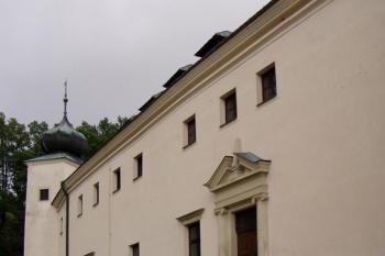 Boční křídlo se vstupem na nádvoří (© Marek Pouzar, 08/2007)