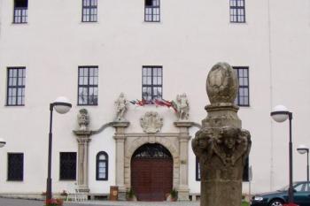 Kašna a raně barokní portál (© Marek Pouzar, 08/2007)