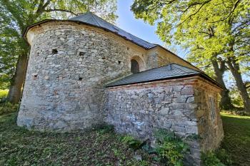 Celkový pohled na kostel s presbyteriem a sakristií (© Jan P. Štěpánek  09/2024)