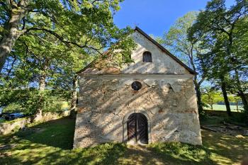 vstupní průčelí kostela sv. Kunhuty z patra zvonice (© Jan P. Štěpánek  09/2024)