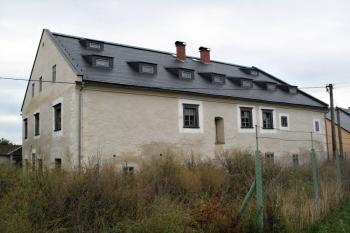 celkový pohled na rekonstruovanou budovu tvrze ( © Jan P. Štěpánek 08/2013)