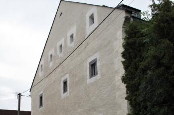 celkový pohled na štít rekonstruované budovy tvrze ( © Jan P. Štěpánek 08/2013)
