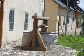 Studna na západním nádvoří tvrze (© Dušan Dohňanský 06/2019)