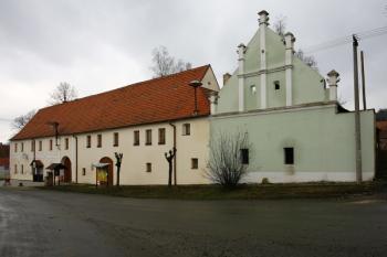Přestavěný areál hospodářského dvorce při tvrzi (čp. 1) s renesančním štítem východního křídla ( © Filip Matoušek 12/2006)