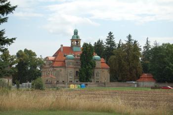 Zámek ze silnice (© Rodochrozit        , 08/2014)