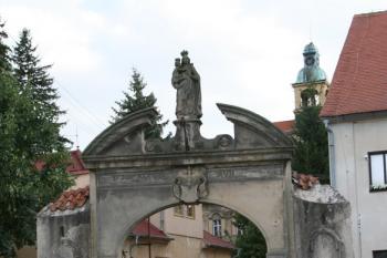Původní vstup do zámeckého areálu (© Veronika Vaňková, 08/2007)