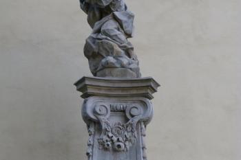 sochy u kostela sv. Michala (© František Kinař, 08/2014)