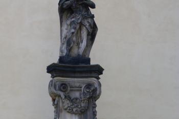 sochy u kostela sv. Michala (© František Kinař, 08/2014)