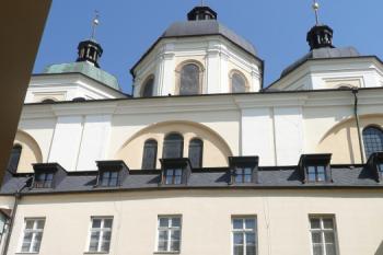 jižní průčelí kostela sv. Michala ze dvora dominikánského kláštera ( © Jan P. Štěpánek 04/2009)