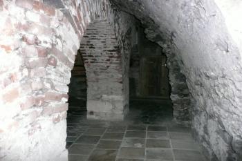 podzemí kláštera dominikánů a kostela sv. Michala se stylizovanou jeskyní a podzemní studánkou ( © Jan P. Štěpánek 04/2009)