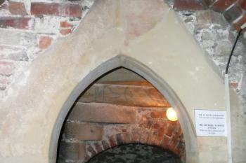gotický portál vstupu na schodiště do zvonice kostela ( © Jan P. Štěpánek 04/2009)