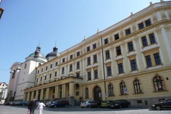 západní průčelí kostela sv. Michala a kláštera dominikánů ( © Jan P. Štěpánek 04/2009)