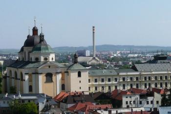 celkový pohled na kostel sv. Michala s komplexem budov dominikánů z věže kostela sv. Mořice ( © Jan P. Štěpánek 04/2009)