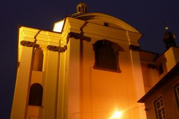 slavnostně nasvícené vstupní průčelí kostela sv. Michala ( © Jan P. Štěpánek 12/2009)