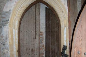 zazděný vstup do kostela (interiér zvonice) (© Petr Pospíšil, 10/2012)