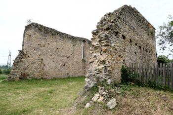 loď kostela od severovýchodu (© Pavel Zany Komárek  3. 6. 2012)