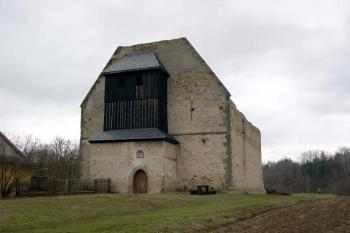 1. klášter Koruna (Krasíkov) - Štítová zeď zříceniny klášterního kostela s dřevěnou zvonicí (© George Párátko, 04/2004)