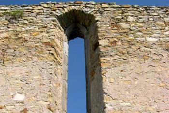 3. klášter Koruna (Krasíkov) - Okno s kružbovým ostěním na jižní stěně kostela (© George Párátko, 08/2005)