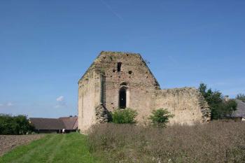 4. klášter Koruna (Krasíkov) - Zřícenina klášterního kostela (pohled od V) (© George Párátko, 08/2005)