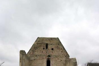 5. klášter Koruna (Krasíkov) - Zřícenina klášter. kostela; pohled do chrámové lodi (pohled od V) (© George Párátko, 04/2004)