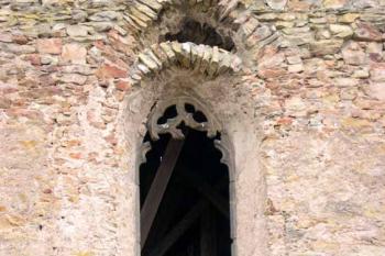 6. klášter Koruna (Krasíkov) - Okno se zbytky rozety a kružbového ostění uvnitř chrámové lodě zříceniny klášterního kostela (© George Párátko, 04/2004)