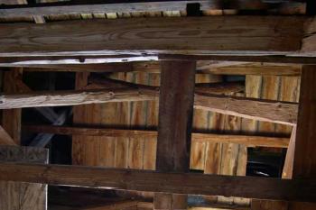 7. klášter Koruna (Krasíkov) - Vnitřek dřevené zvonice (© George Párátko, 08/2005)