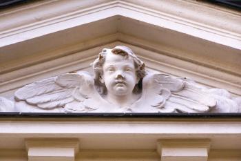 Detail andělíčka ve štítě kaple (© Jan P. Štěpánek, 10/2006)