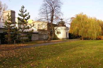 Plocha bývalého hřbitova s kaplí (© Jan P. Štěpánek, 10/2006)