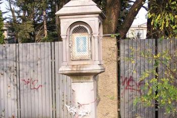 Boží muka nedaleko vstupu do bývalého hřbitova (© Jan P. Štěpánek, 10/2006)