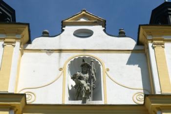 vstupní průčelí ( © Milan Caha 10/2010)
