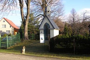 Pohled na kapli od hlavní silnice ( © Jan P. Štěpánek 12/2006)