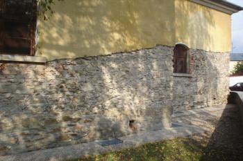Zdivo na jižní části lodi a presbyteria (© Pavel Navrátil, 12/2006)